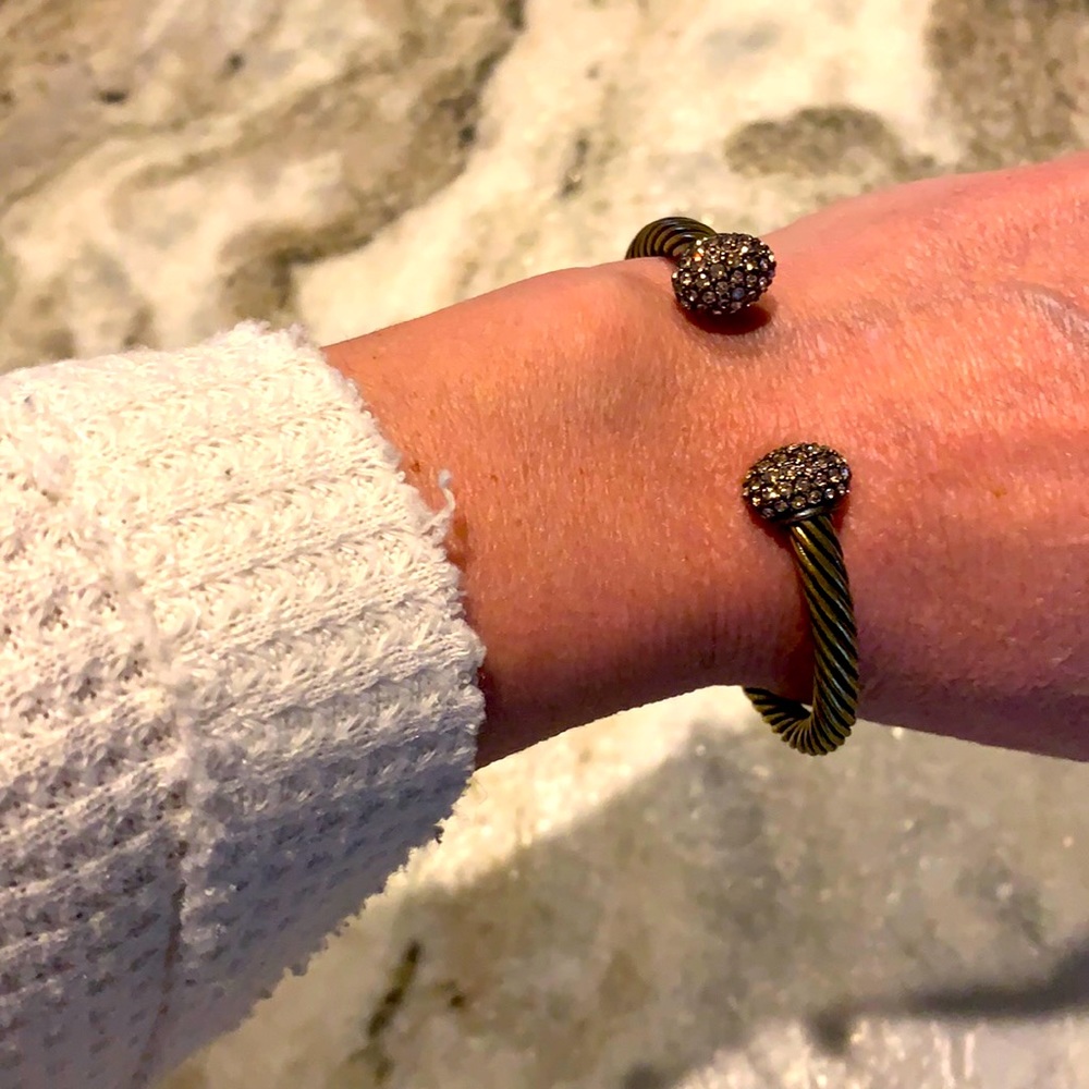 Beautiful gold tone bracelet 😍💋like new